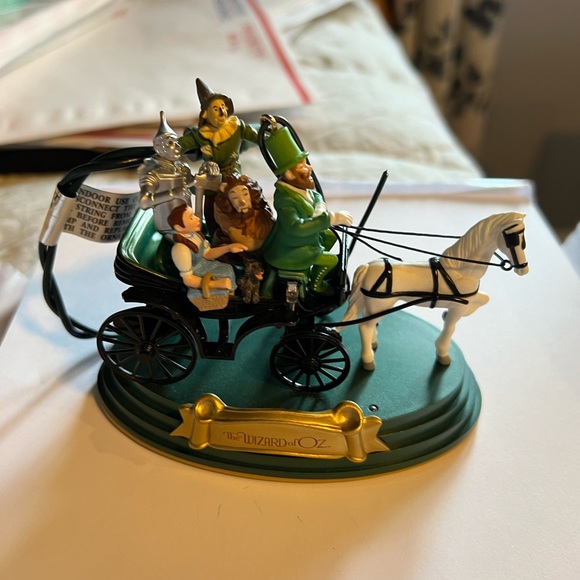 Hallmark Wizard of Oz. Horse of a different color. - Picture 5 of 11